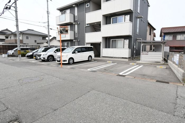 メゾン・ド・シュシュ布瀬の駐車場