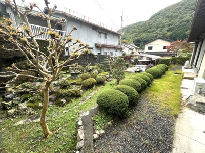 【庭】 | 八瀬秋元町　中古戸建　【南庭・４台駐車可】