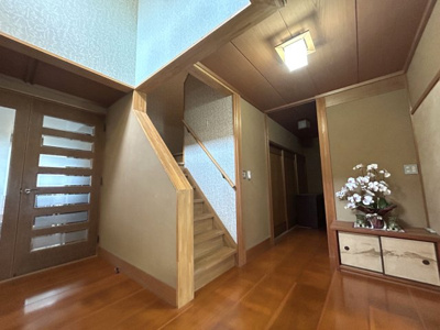 【玄関】 | 八瀬秋元町　中古戸建　【南庭・４台駐車可】
