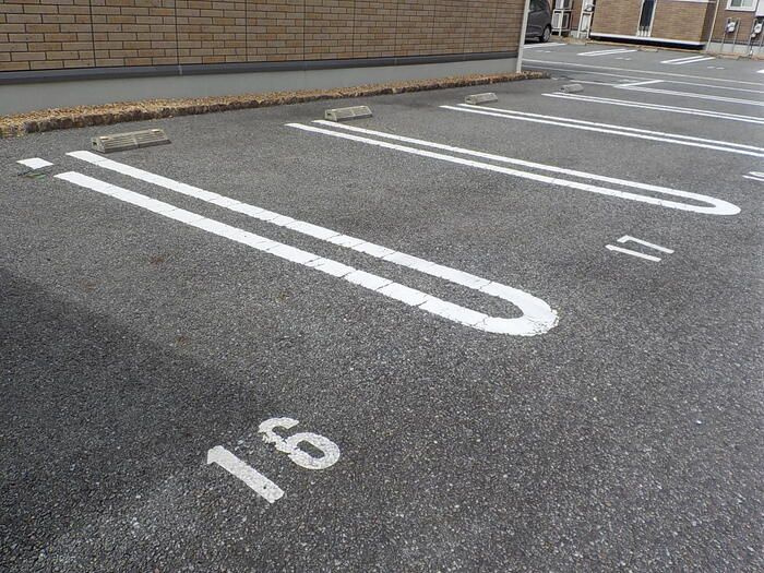 リビングタウン松若町　C棟の駐車場