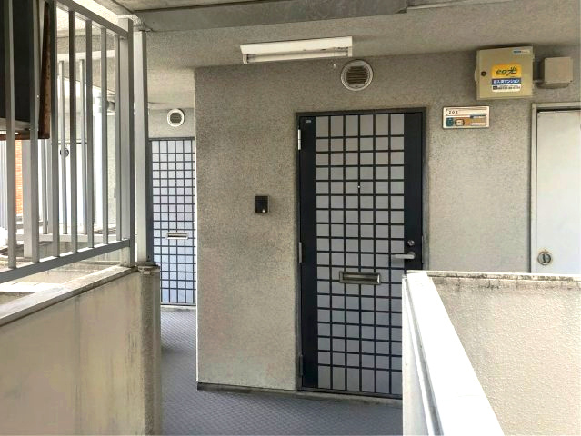 フォークウイン寺田の玄関