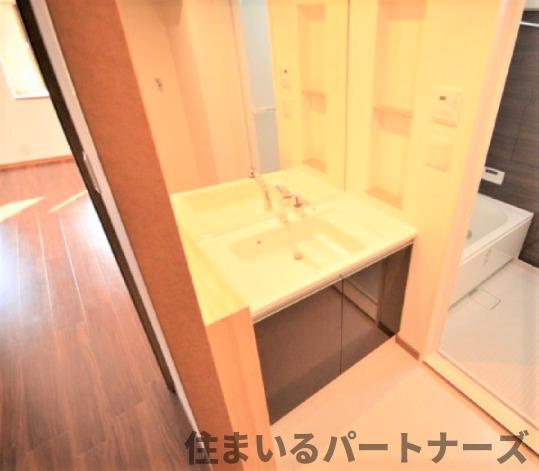 エバーライフネアシティ久留米弐番館の独立洗面台|独立洗面台、小物を置くことができて便利です