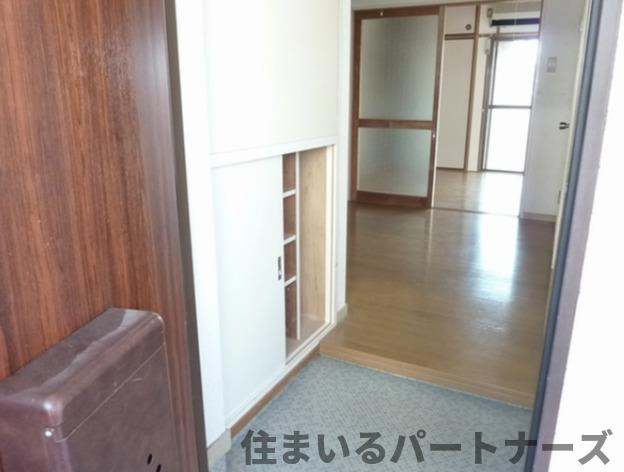 石村ビルの玄関|明るい玄関です