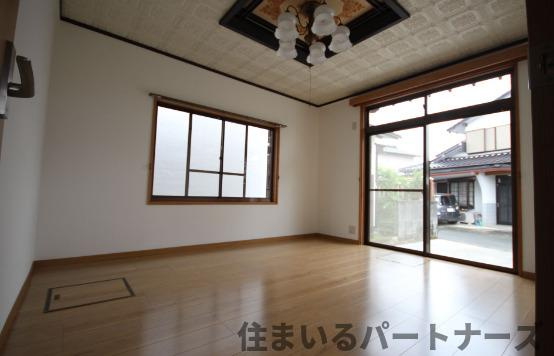 城島町城島貸家の居間・リビング|こちらの居間で趣味の時間をお楽しみください