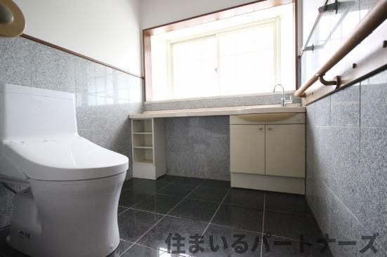 城島町城島貸家のトイレ|落ち着いた色調のトイレです