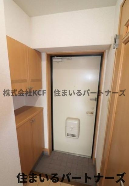 シャンベルジュKTの玄関|収納もある玄関です