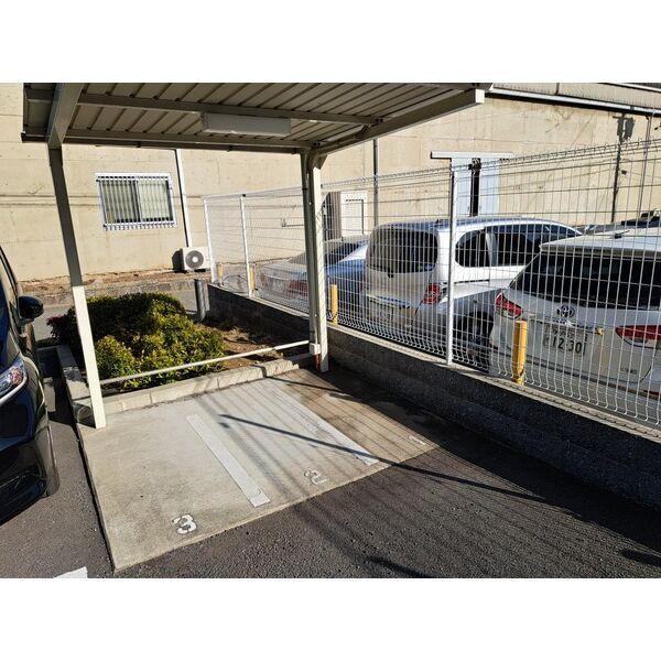 スプランディッド三国IIの駐車場