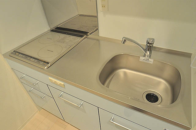 セレニテ新大阪カルムのキッチン