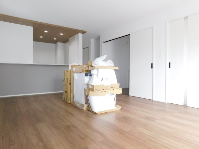 名古屋市天白区平針南２丁目の新築一戸建の居間・リビング|◇リビング◇　　２面採光で明るいリビング１７．２５帖　折上天井の開放感のあるリビング♪