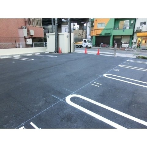 アール・オーハイム松崎町の駐車場