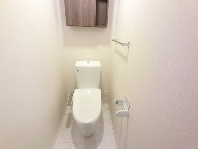 ラルジュ飯塚のトイレ|温水洗浄便座付きトイレです。