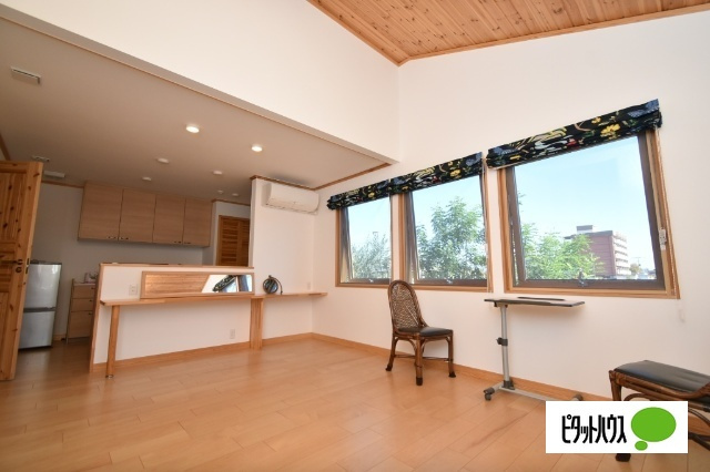 六供町平屋戸建の居間・リビング