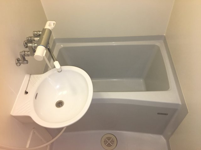 レオパレスエトワールの浴室|落ち着いた空間のお風呂です