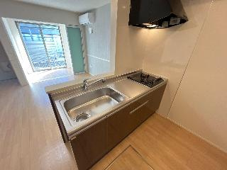 仮）高崎市菅谷町新築アパートのキッチン|コンパクトなキッチンで掃除もラクラク