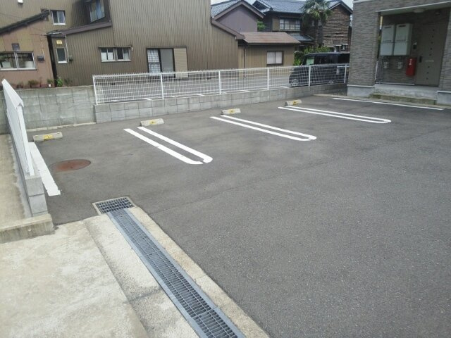 パ－クサイド幾久の駐車場|駐車場があるので、車を買う予定の方も安心です