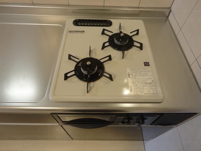 アモーレ鎌ヶ谷大仏のキッチン|コンパクトなキッチンで掃除もラクラク