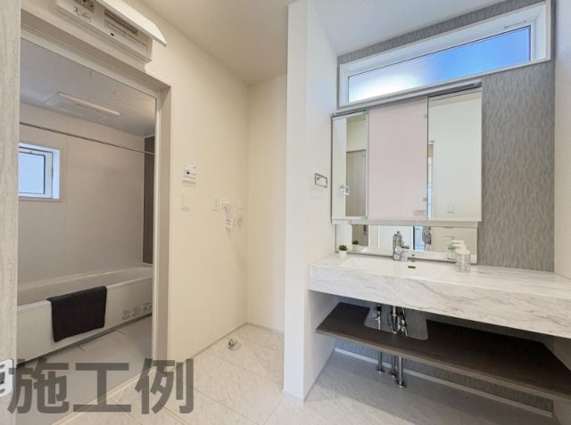 平塚市ふじみ野１丁目新築戸建て　4期1号棟の独立洗面台|朝の支度にも助かる、独立の洗髪洗面化粧台