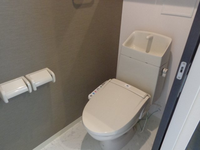 レフト　イン８２　（ＬＥＦＴ　ＩＮ　８２）のトイレ|ゆったりとした空間のトイレです