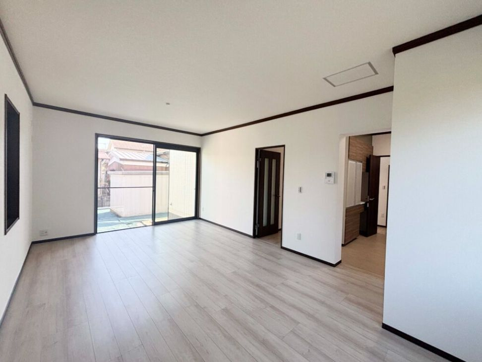 平塚市片岡　中古戸建の居間・リビング|こちらのリビングで趣味の時間をお楽しみください