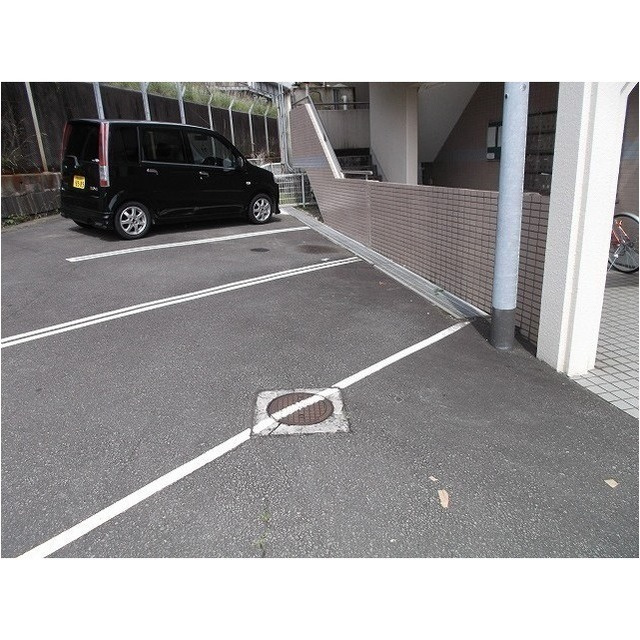 ヴィラ光南Ⅱの駐車場|☆便利な敷地内駐車場☆
