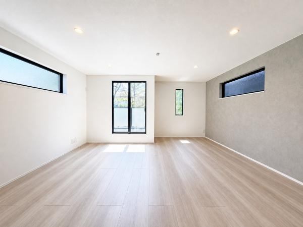 横浜市中区本牧間門の新築一戸建の居間・リビング|家族が自然と集まるリビングは
落ち着きのある空間です♪