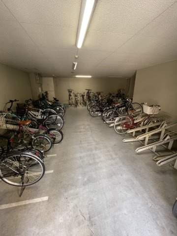 KAISEI梅田の駐車場