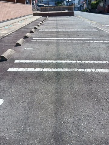 ベルメゾン日の出町の駐車場|駐車場があるので、車を買う予定の方も安心です