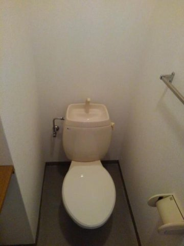 レジデンスビバ１のトイレ|ゆったりとした空間のトイレです