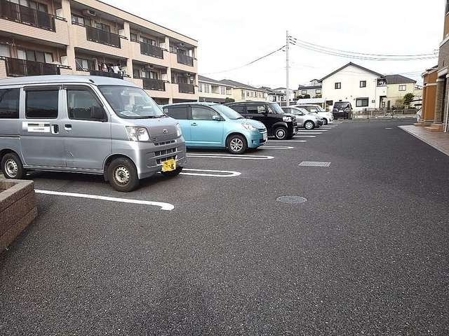 イデアル　ピエスの駐車場|車をお持ちの方に嬉しい駐車場付きの物件です