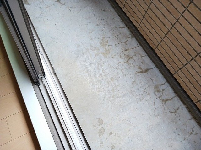 コンフォルトカーサＢのバルコニー|暖かな日差しのふりそそぐバルコニー