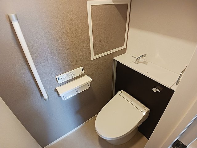 マーレのトイレ|落ち着いた色調のトイレです