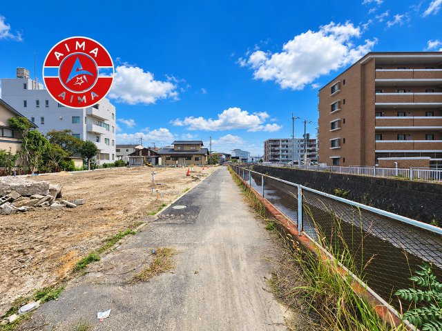 福岡市博多区板付5丁目第1-7棟（E号棟）の外観|前面道路含む現地の写真です。