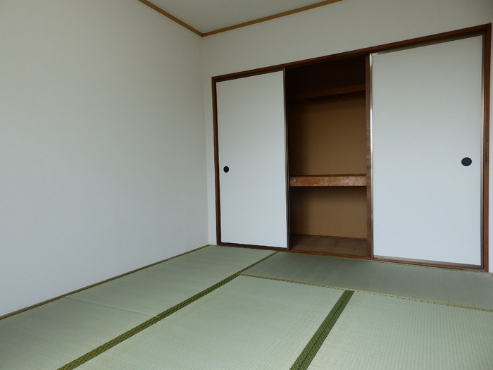 レジデンス秋月の和室|☆押入れのある和室♪