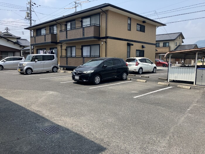 セジュールとみと B棟の駐車場|☆1台目無料の駐車場♪