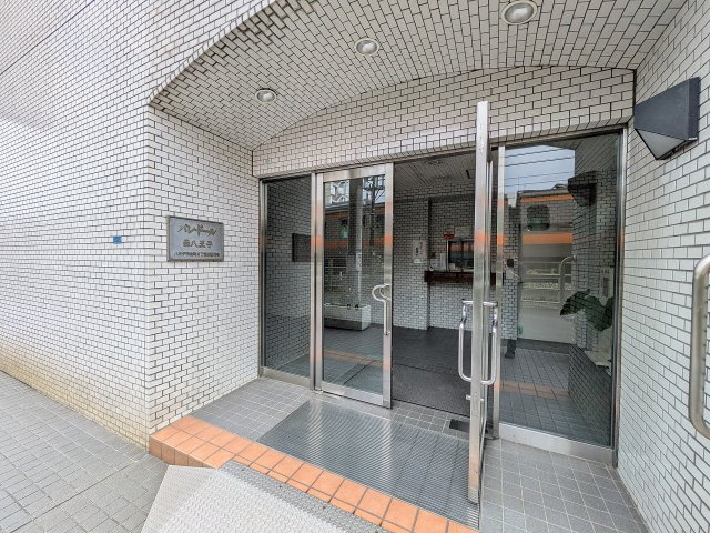 パレ・ドール西八王子のエントランス|～管理形態は全部委託式、キレイにメンテナンスされているマンションです～