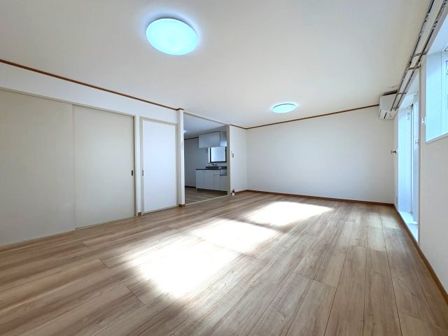 シャンポール新川の居間・リビング|LDK18帖