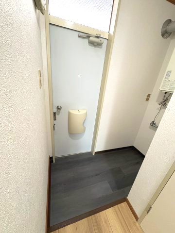 シャンポール新川の玄関