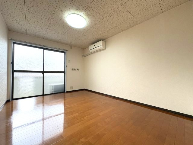 シャンポール新川の居間・リビング|洋室6帖
