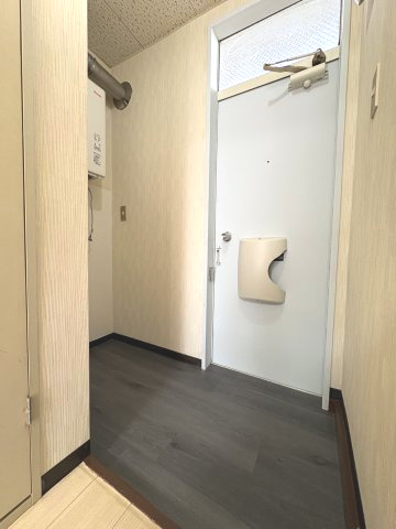 シャンポール新川の玄関