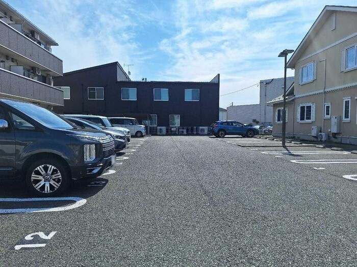 ロイヤルラパンの駐車場