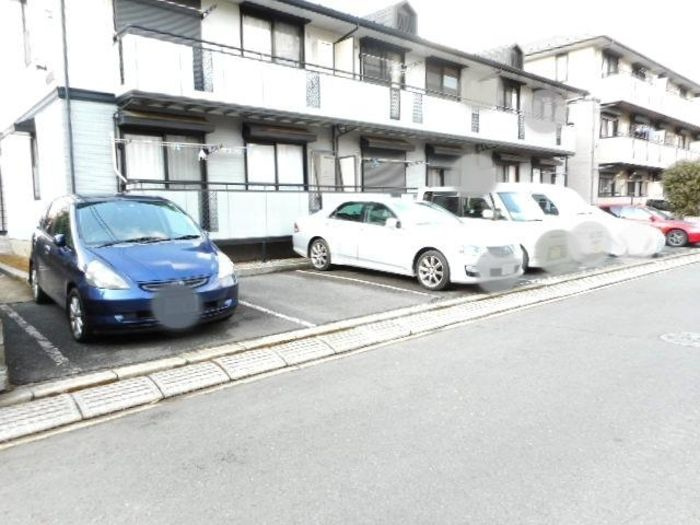 フラット松飛台　ＡＢの駐車場