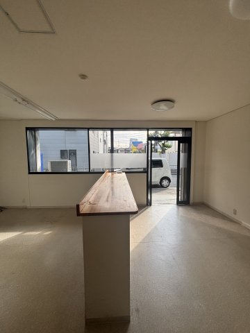 ファミアール北畠1階事務所の内装
