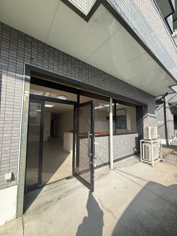 ファミアール北畠1階事務所のエントランス