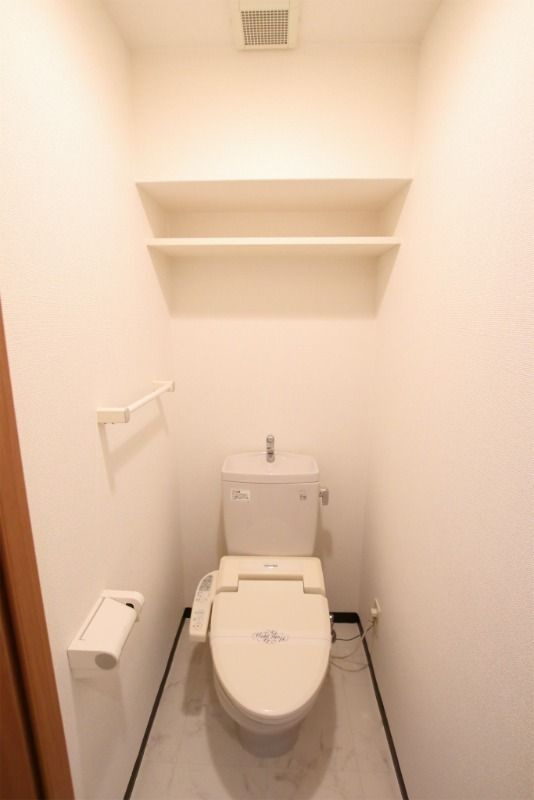 マンション花房のトイレ|落ち着いた色調のトイレです