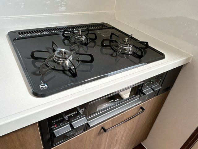 仲介手数料不要　カチタス東区新生1丁目　戸建て【泉ヶ丘小・湖東中】のキッチン|3口コンロ