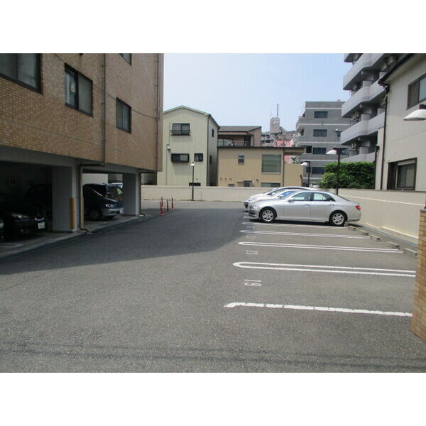 ハッピーコート御影の駐車場