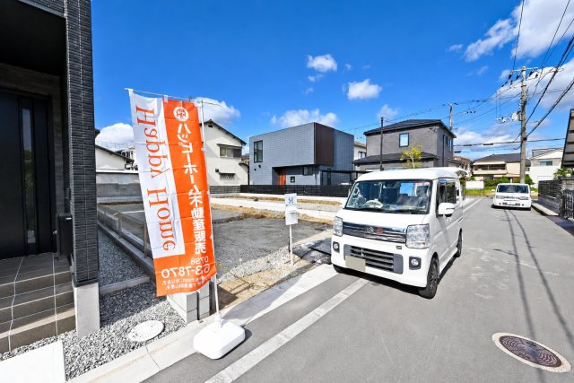 宝塚市高司3丁目新築一戸建て│4SLDK+並列駐車2台可の前面道路含む現地写真|「いくら借りられる？」「月々の返済はいくらくらい？」そんな疑問にも、住宅ローンアドバイザーが丁寧にお答えします。資金計画から物件探しまで、お客様のマイホーム購入をサポートいたします。
