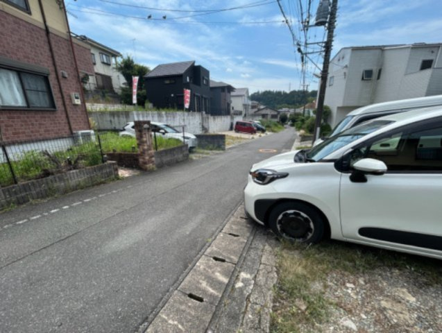 あきる野市舘谷￤高台の広々163坪超！建築条件なしの売土地♪の前面道路含む現地写真