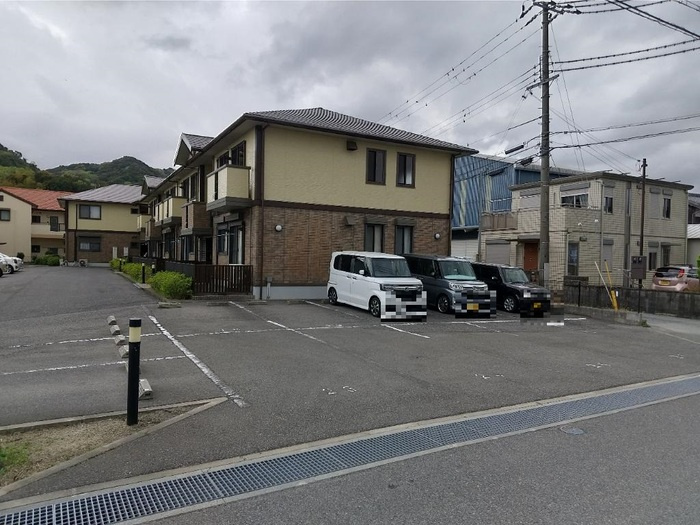 プリーズ淡路　B棟の駐車場