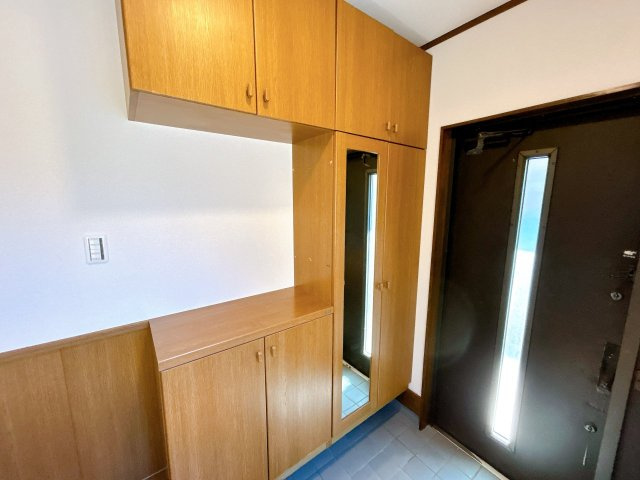 仲介手数料不要　カチタス北区弓削1丁目　武蔵塚駅徒歩7分4LDK【弓削小・武蔵中】の玄関|玄関：大型の鏡付きシューズボックス